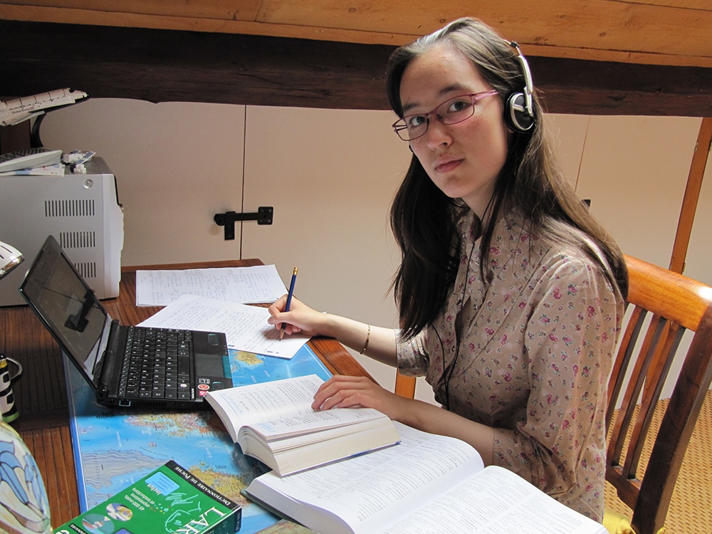 Victoria Castro au travail sur la méthode Assimil d'arabe.